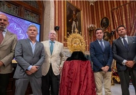 Presentación de la corona y saya de la coronación de la Virgen del Rocío