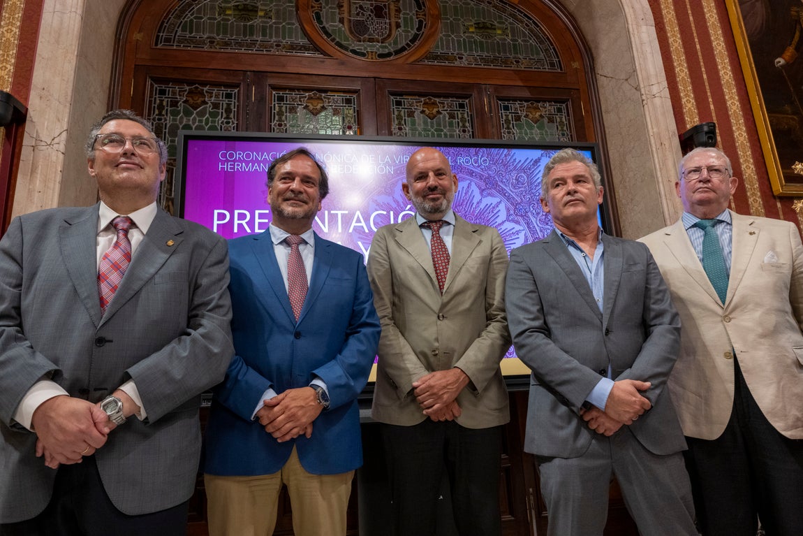 Presentación de la corona y saya de la coronación de la Virgen del Rocío