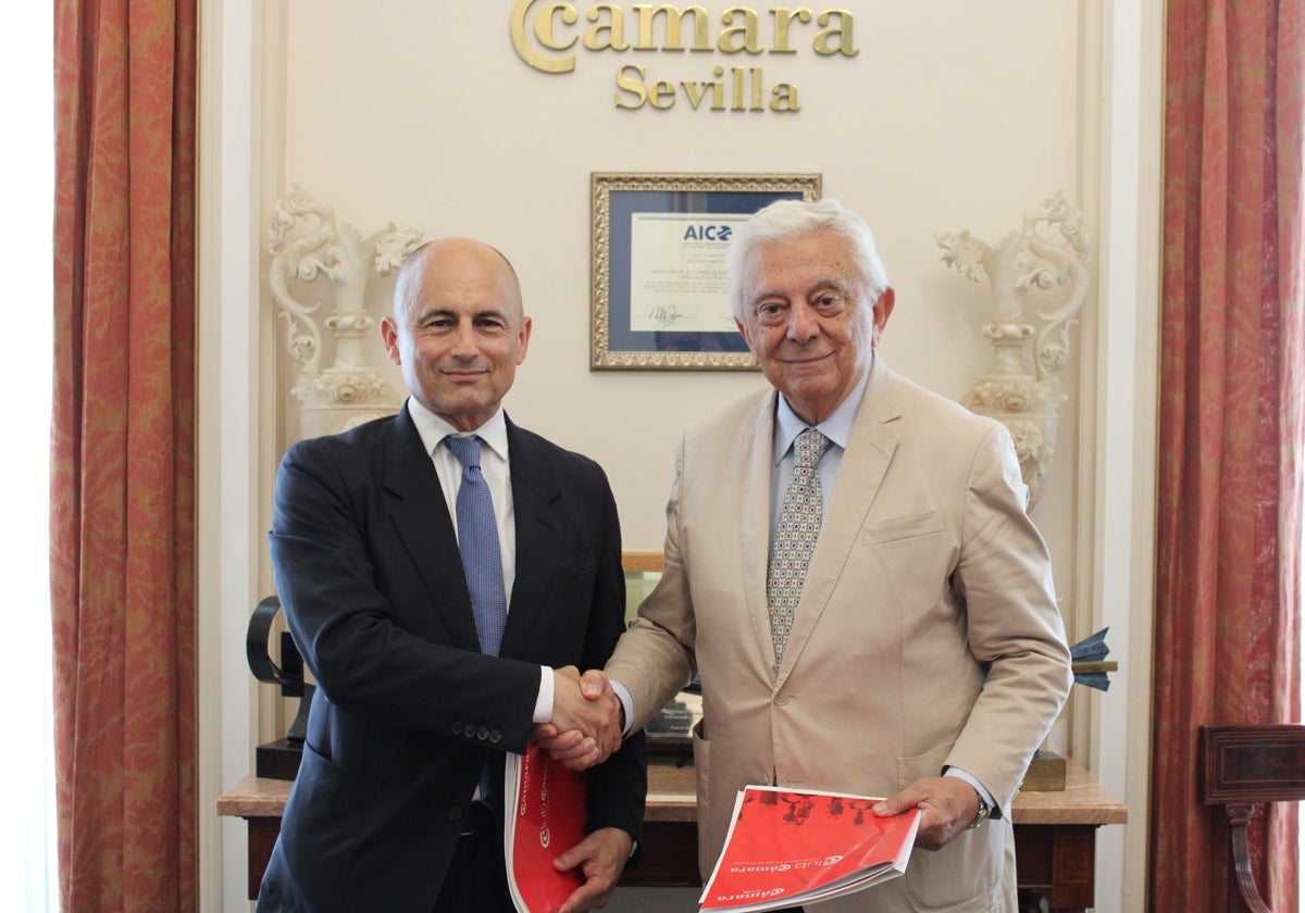 Firma del acuerdo entre Antares y Vera Sevilla