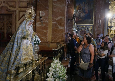 Imagen secundaria 1 - Arriba, dos devotos admiran a la Esperanza; al igual que sucede abajo, con una macarena que se persigna ante la Virgen; en un plano corto a la derecha