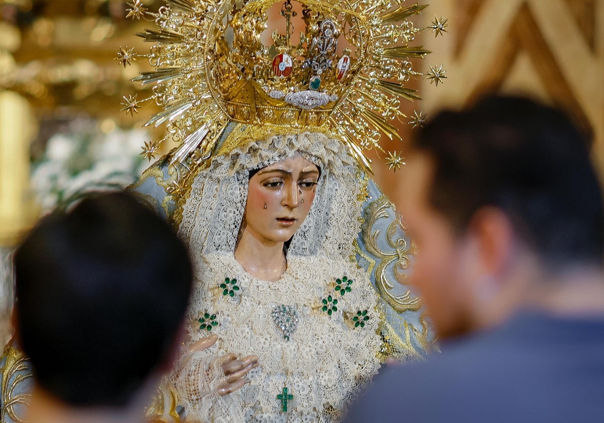 Dos devotos se plantan este lunes ante la Virgen de la Esperanza