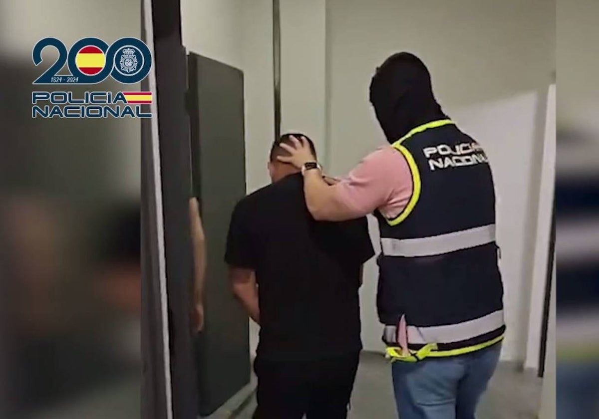 Agentes de la Policía Nacional deteniendo al miembro de 'Barrio 18'