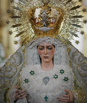 Imagen secundaria 2 - Arriba, dos devotos admiran a la Esperanza; al igual que sucede abajo, con una macarena que se persigna ante la Virgen; en un plano corto a la derecha
