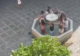 Unos turistas la lían en Sevilla al meterse dentro de una fuente a bailar: «Les metía 1.000 euros de multa a cada uno»