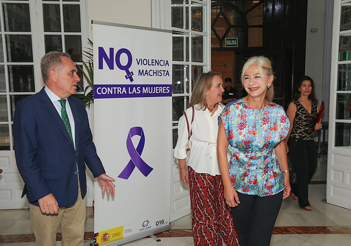 Patricia del Pozo en la firma del proyecto de exhumación de la fosa monumento en Sevilla