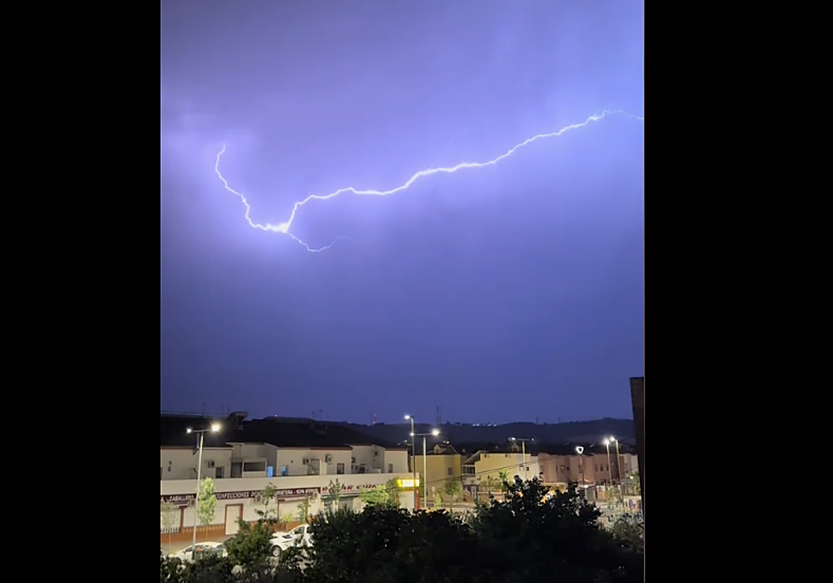 Imagen del rayo de esta madrugada en Sevilla