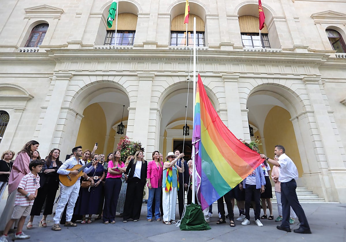 El Ayuntamiento de Sevilla da comienzo a la semana del Orgullo izando ...