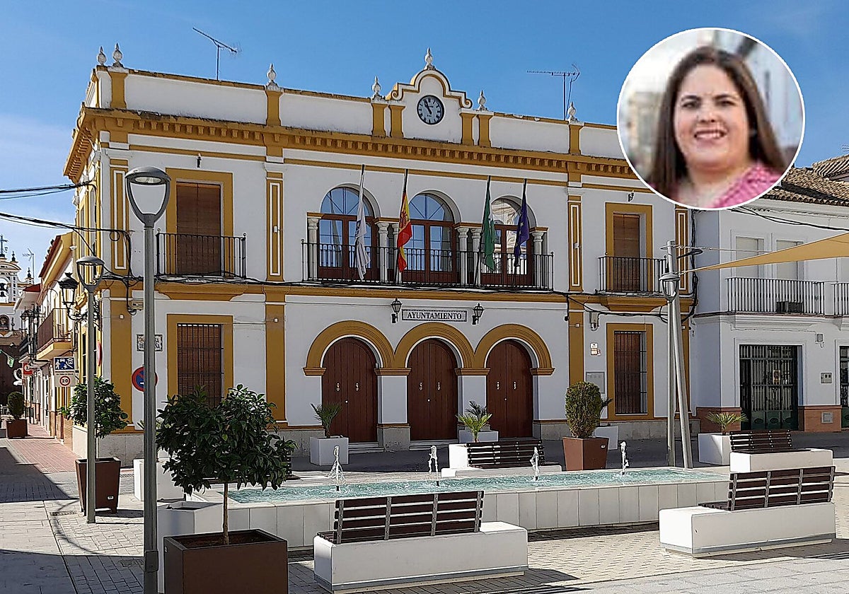 Fachada del Ayuntamiento de Albaida del Aljarafe; en el detalle, la concejal citada a declarar
