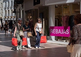 El inicio de las rebajas divide a los comercios de Sevilla