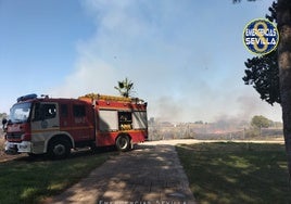 Un incendio en Sevilla Este obliga a desalojar parte del parque acuático Guadalpark