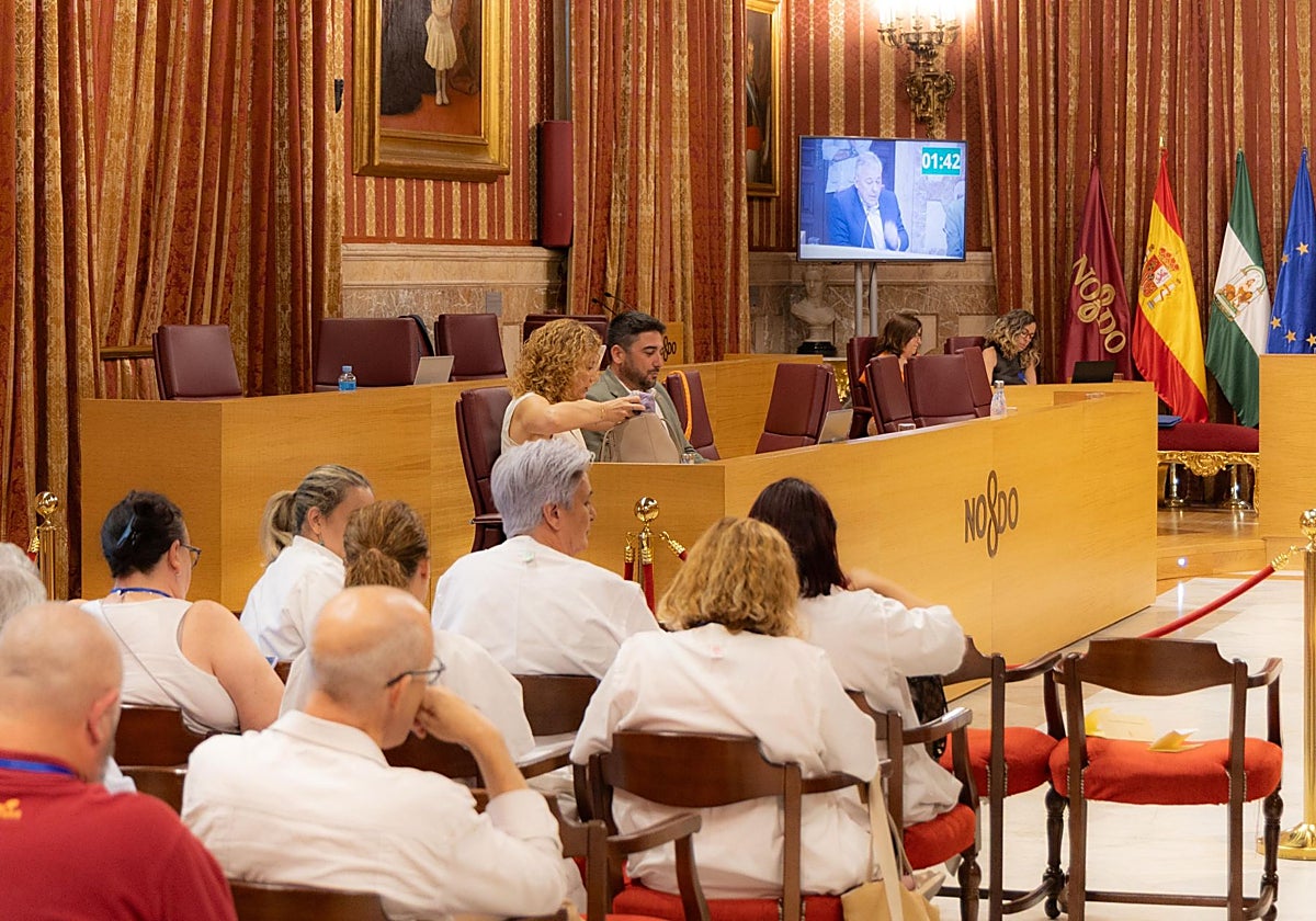 La bancada del PSOE en el Salón Colón sin ningún concejal en el Pleno de este jueves