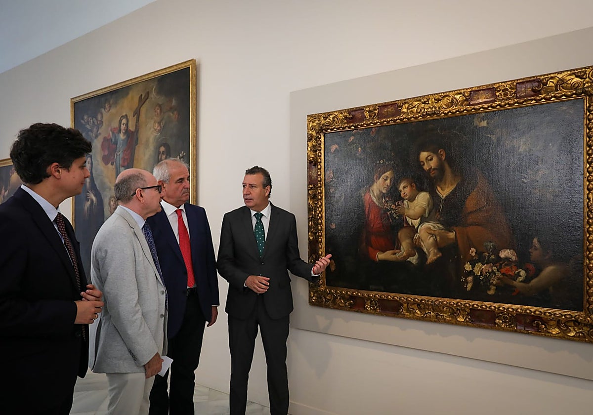 Casimiro Fernández, Benito Navarrete, Isidoro Ramos y Javier Fernández contemplan la 'Sagrada Familia' de Juan de Roelas, que está expuesta en el nuevo museo de San Luis de los Franceses