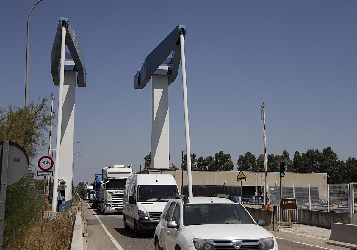 Uno de los puentes de la esclusa, por donde pasa todo el tráfico pesado durante las obras del Centenario