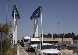 El retraso de la obra del puente del Centenario en Sevilla provoca la rotura de un puente de la esclusa