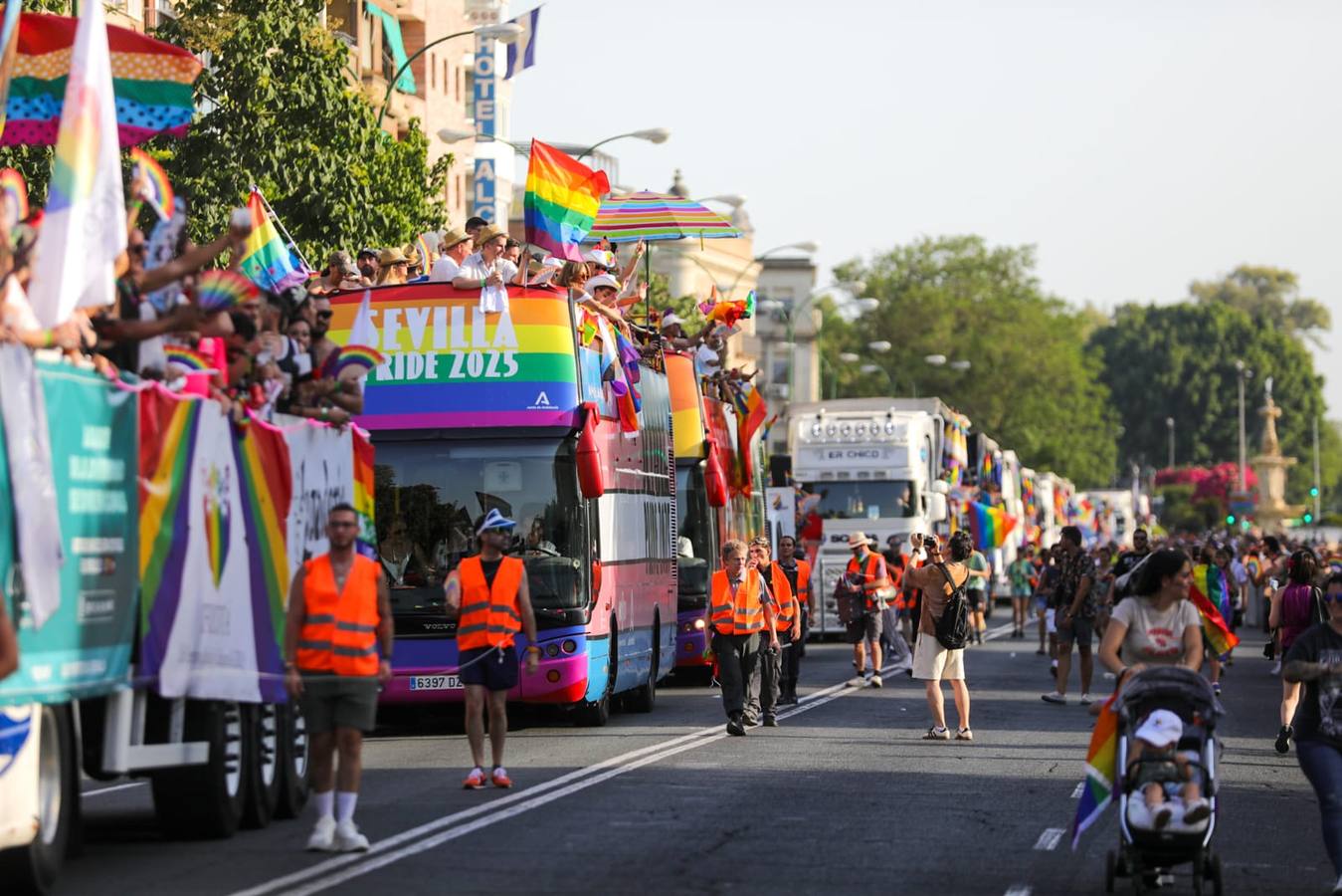 El color y el calor se ha hecho notar este sábado en la Cabalgata del Orgullo de Sevilla