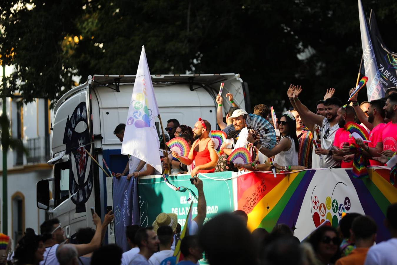 El color y el calor se ha hecho notar este sábado en la Cabalgata del Orgullo de Sevilla