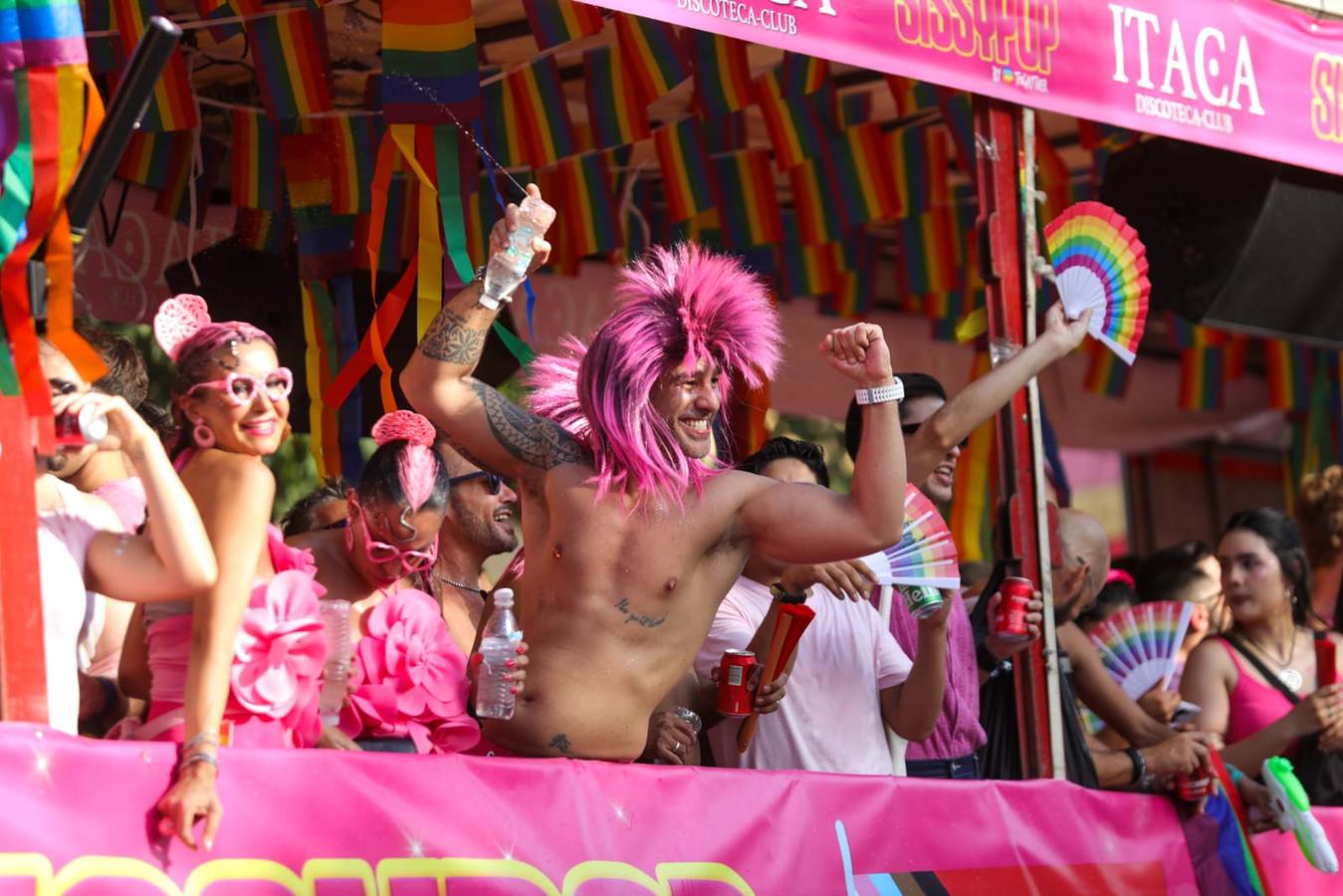 El color y el calor se ha hecho notar este sábado en la Cabalgata del Orgullo de Sevilla