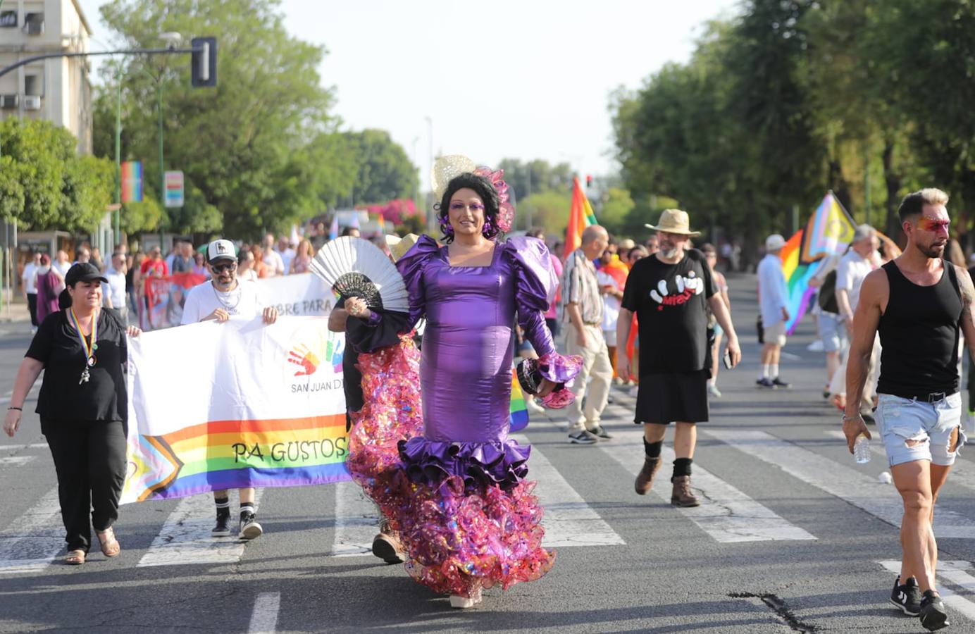 El color y el calor se ha hecho notar este sábado en la Cabalgata del Orgullo de Sevilla