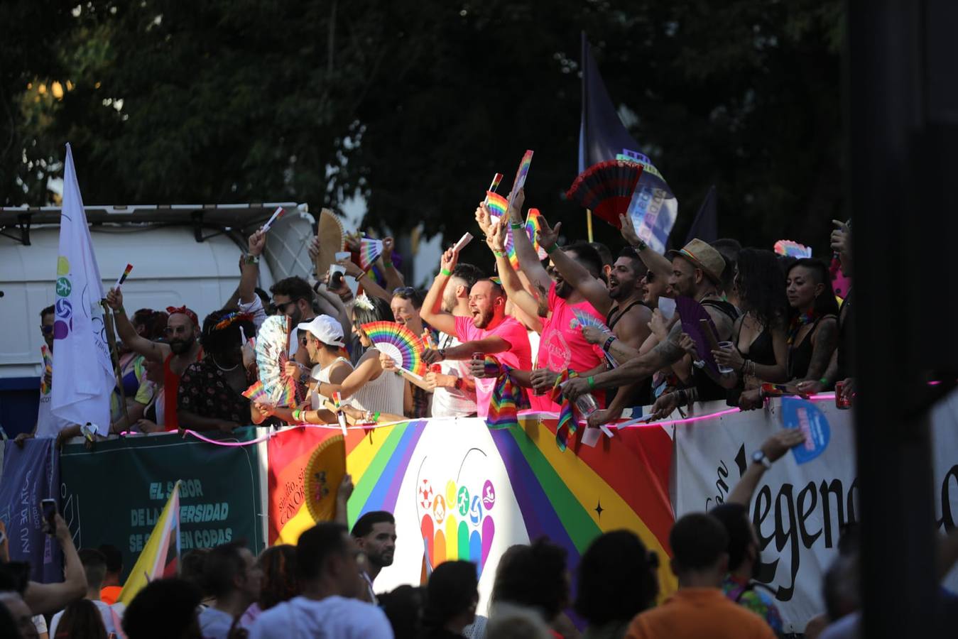 El color y el calor se ha hecho notar este sábado en la Cabalgata del Orgullo de Sevilla