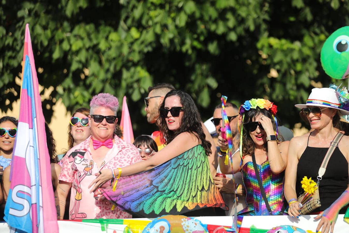 El color y el calor se ha hecho notar este sábado en la Cabalgata del Orgullo de Sevilla