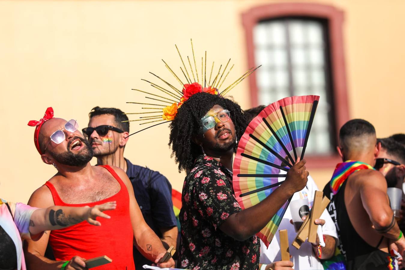 El color y el calor se ha hecho notar este sábado en la Cabalgata del Orgullo de Sevilla