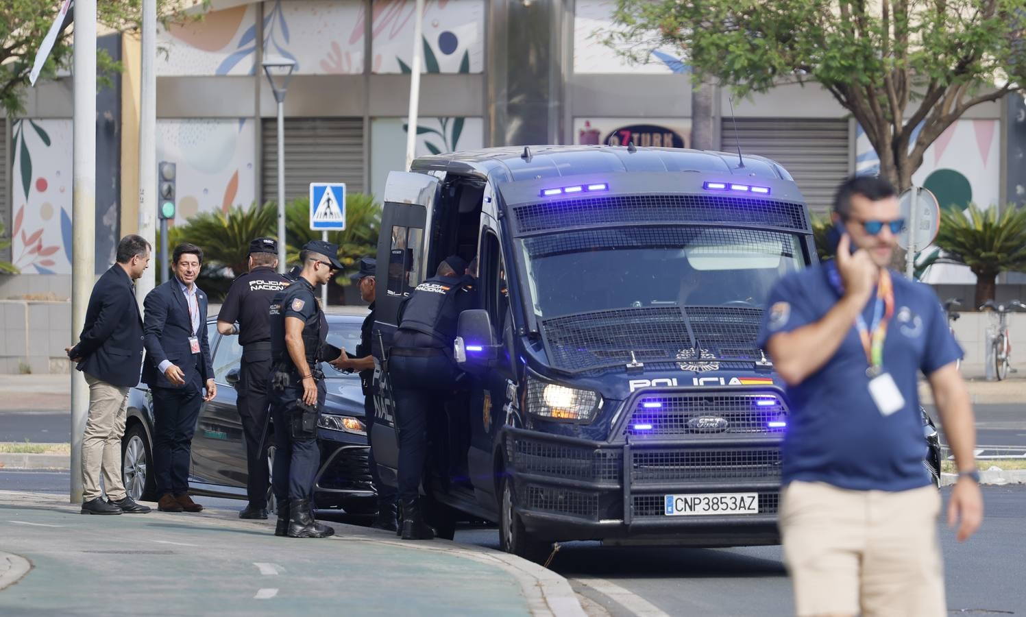 Miembros de la Policía Local y Nacional así como equipos de la Guardia Civil han tomado Sevilla para la Cumbre de la ONU