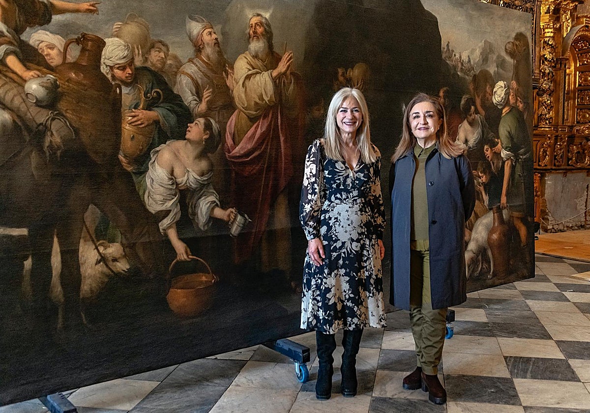 Patricia del Pozo y Valme Muñoz cuando se desmontó el cuadro 'Moisés haciendo brotar el aguar de la roca de Horeb' de Murillo
