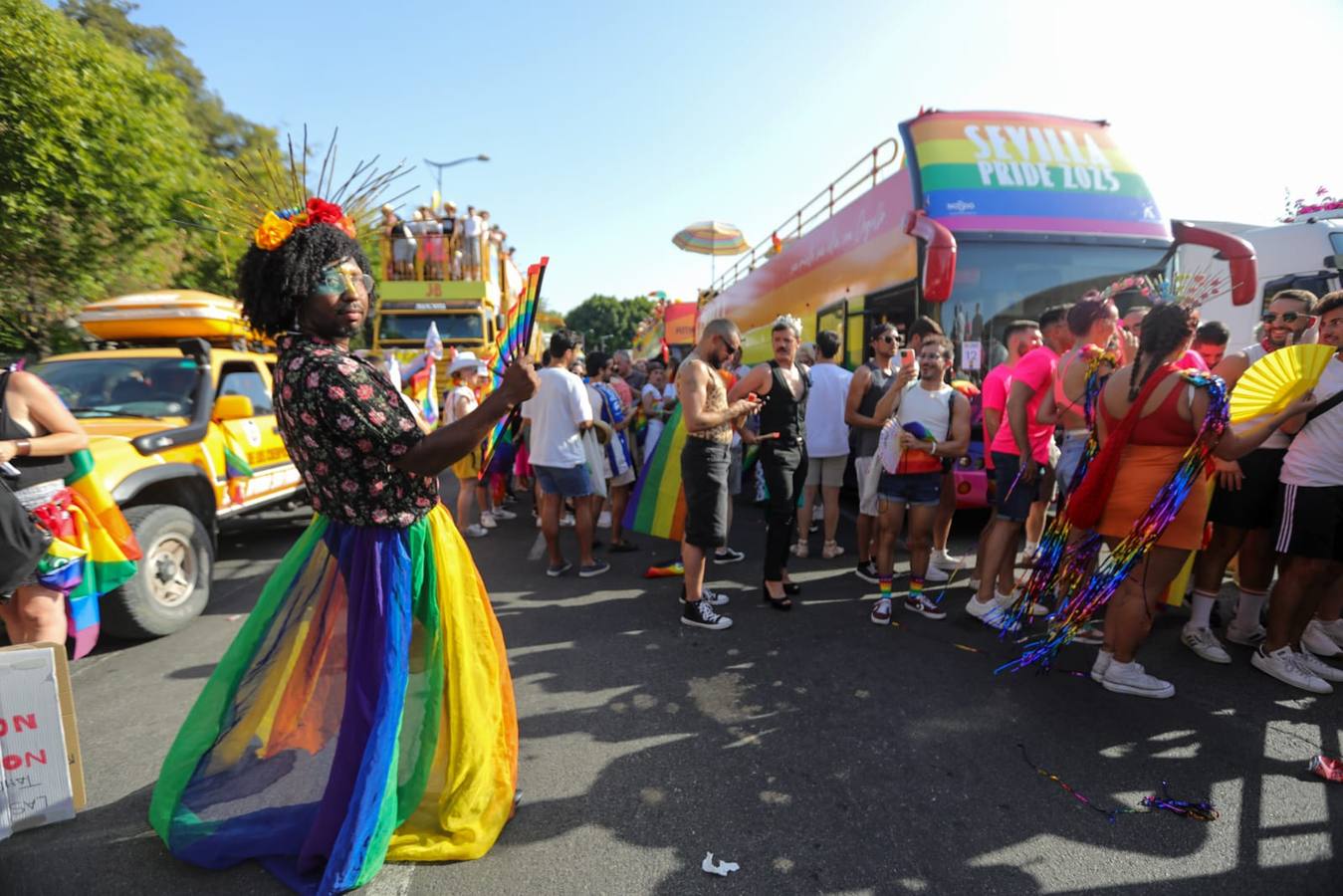 El color y el calor se ha hecho notar este sábado en la Cabalgata del Orgullo de Sevilla