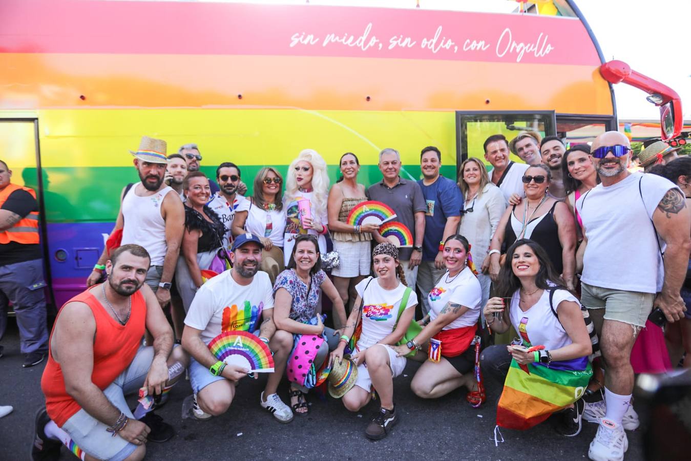 El color y el calor se ha hecho notar este sábado en la Cabalgata del Orgullo de Sevilla