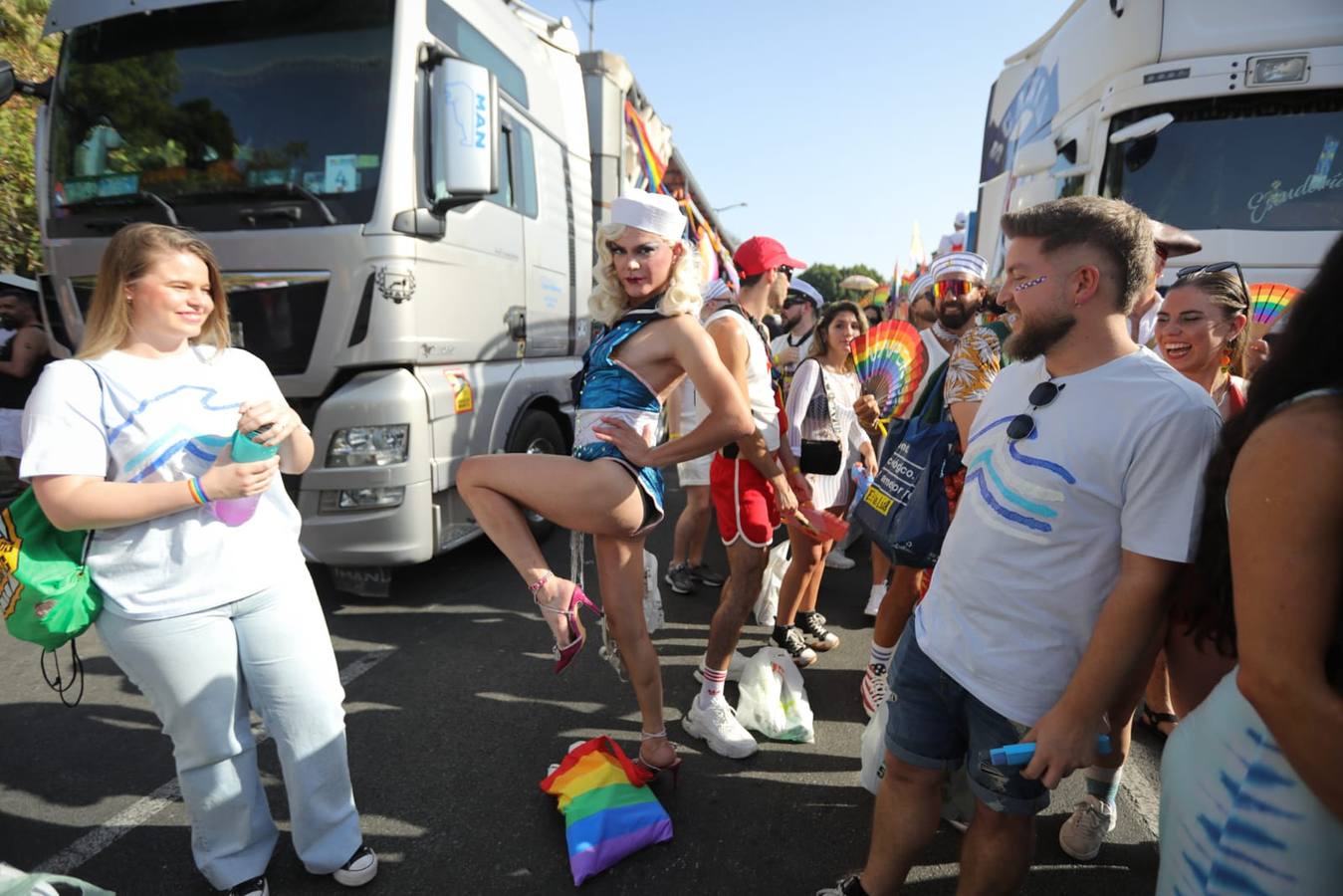 El color y el calor se ha hecho notar este sábado en la Cabalgata del Orgullo de Sevilla