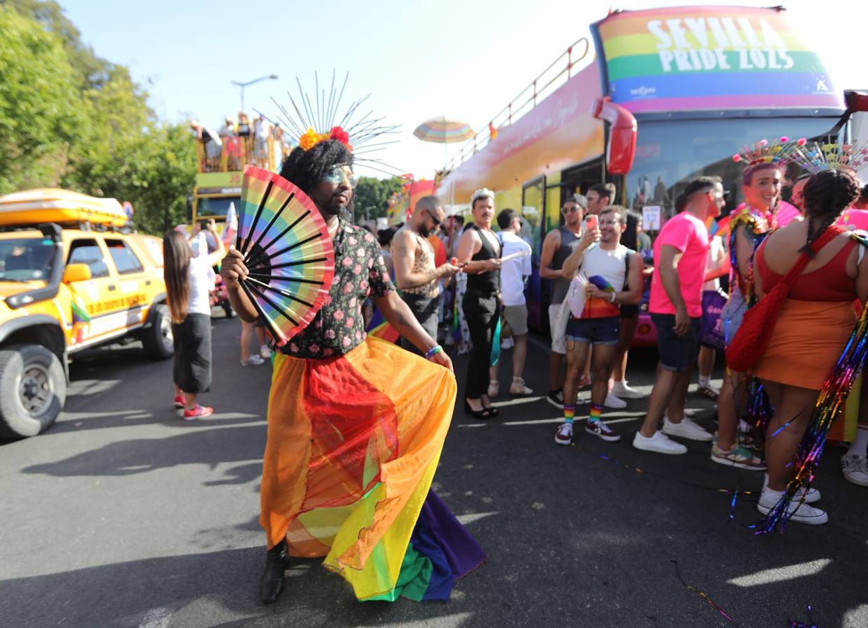 El color y el calor se ha hecho notar este sábado en la Cabalgata del Orgullo de Sevilla