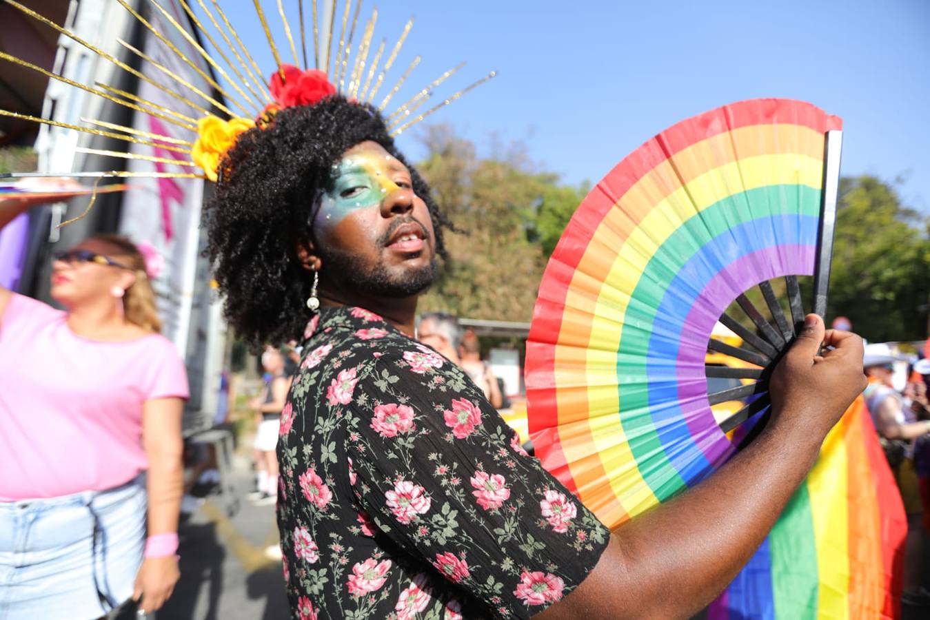 El color y el calor se ha hecho notar este sábado en la Cabalgata del Orgullo de Sevilla