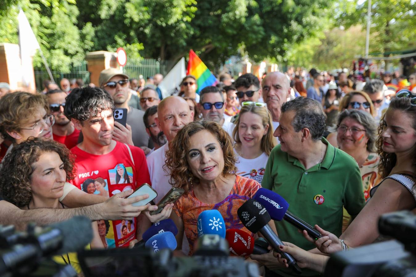 El color y el calor se ha hecho notar este sábado en la Cabalgata del Orgullo de Sevilla