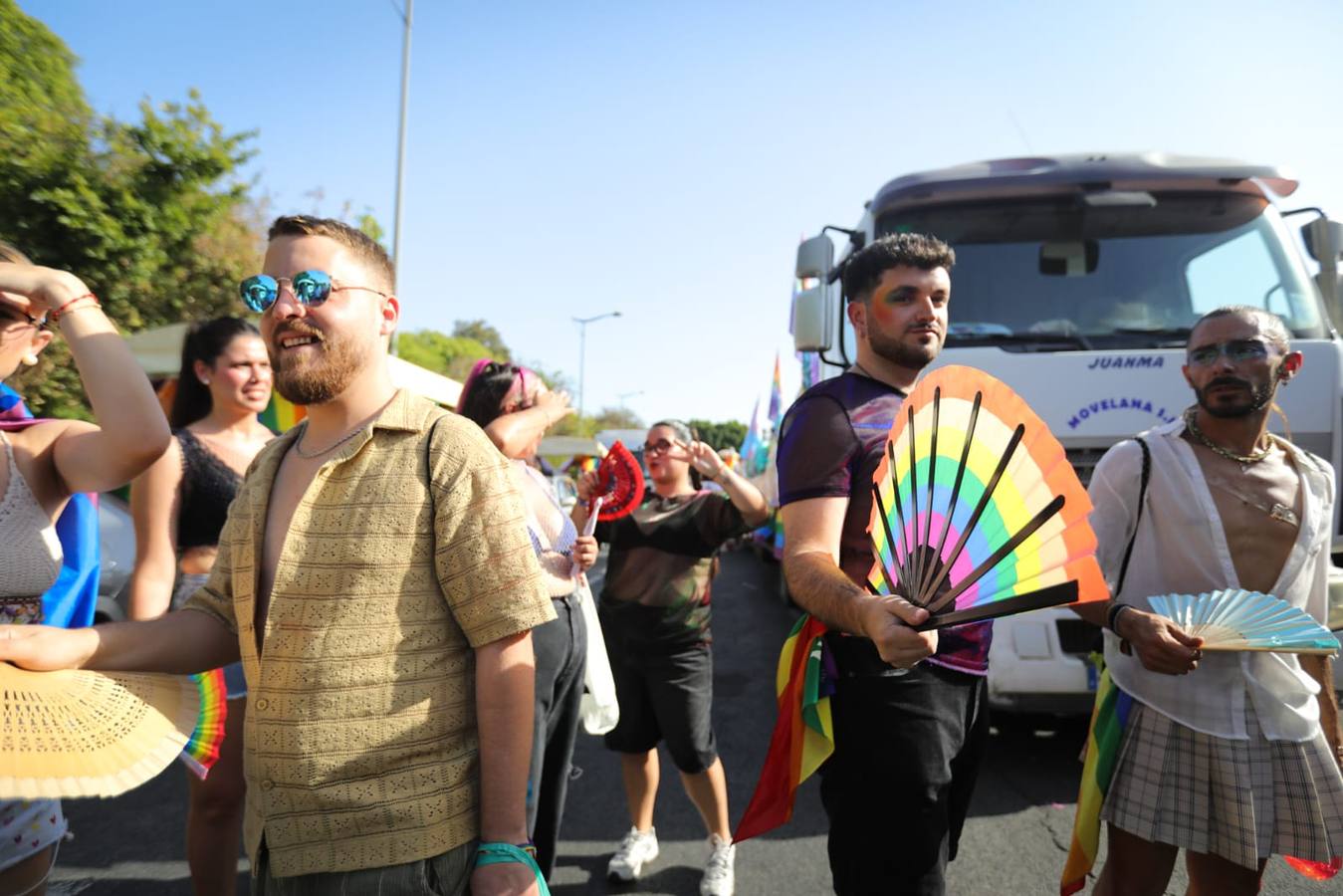 El color y el calor se ha hecho notar este sábado en la Cabalgata del Orgullo de Sevilla