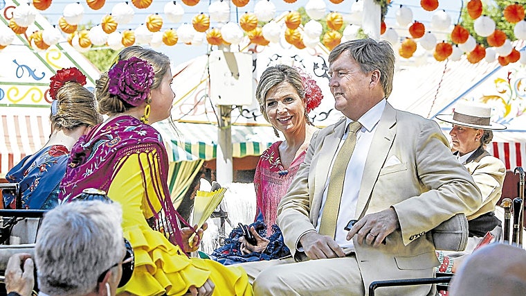 Guillermo y Máxima de Holanda en un coche de caballos de la Feria