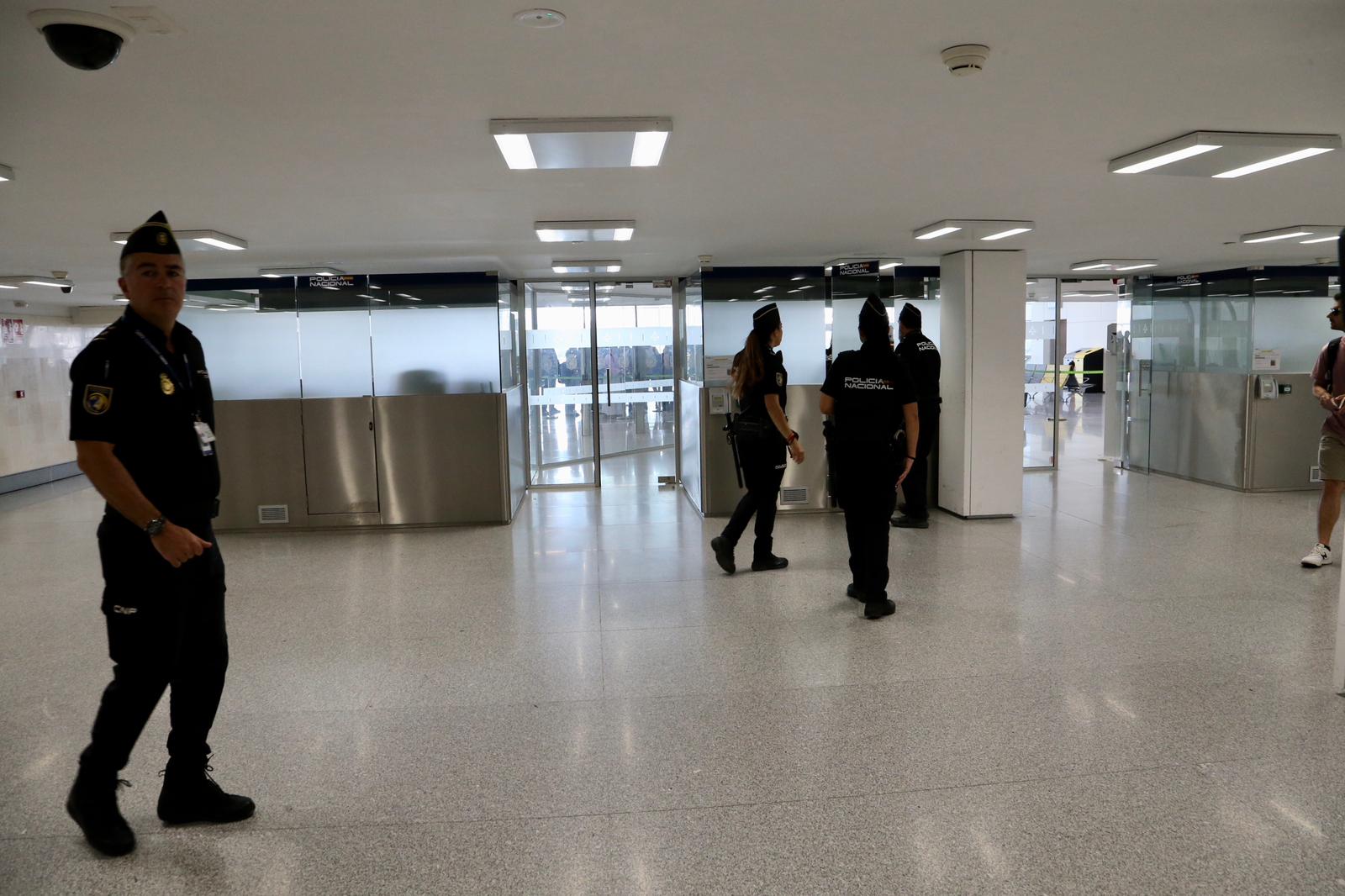 La Policía Nacional refuerza el aeropuerto de Sevilla para la llegada de autoridades a la Cumbre de la ONU, en imágenes