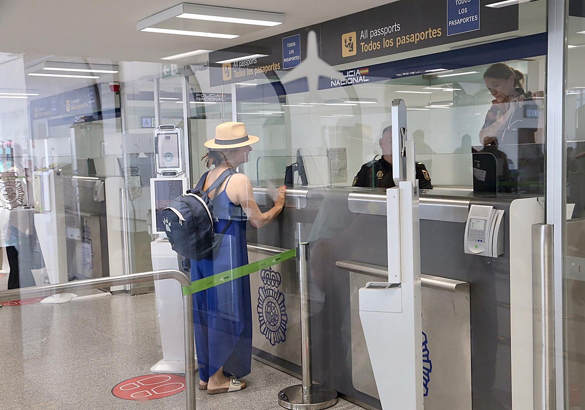 Refuerzo de la Policía Nacional en el aeropuerto de San Pablo de Sevilla