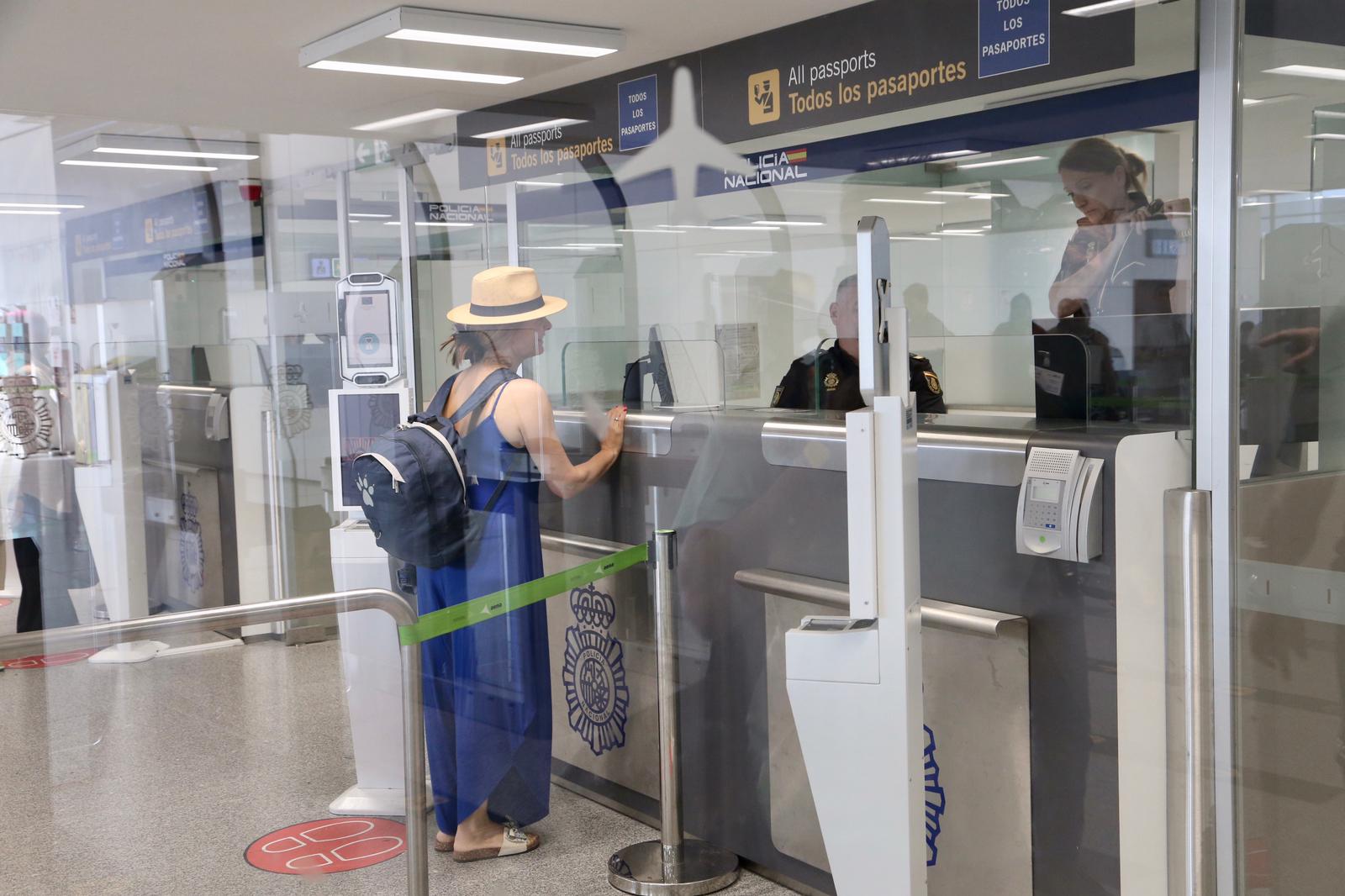 La Policía Nacional refuerza el aeropuerto de Sevilla para la llegada de autoridades a la Cumbre de la ONU, en imágenes