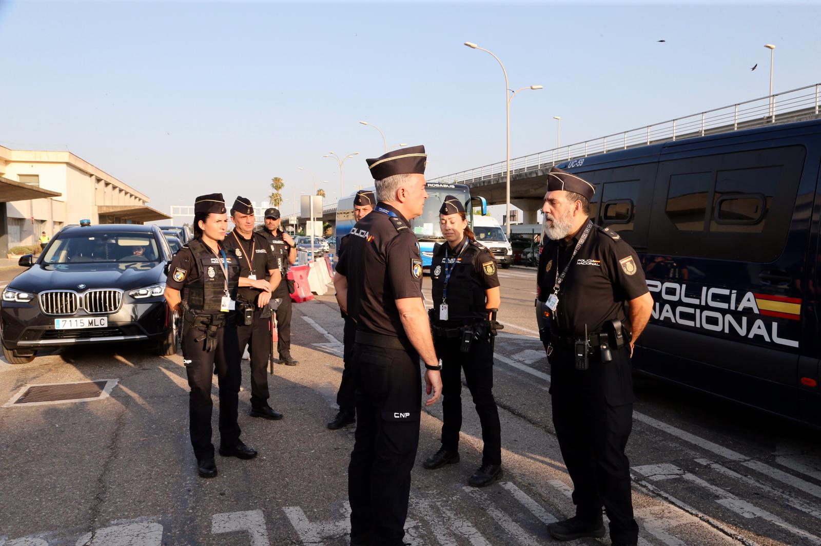 La Policía Nacional refuerza el aeropuerto de Sevilla para la llegada de autoridades a la Cumbre de la ONU, en imágenes