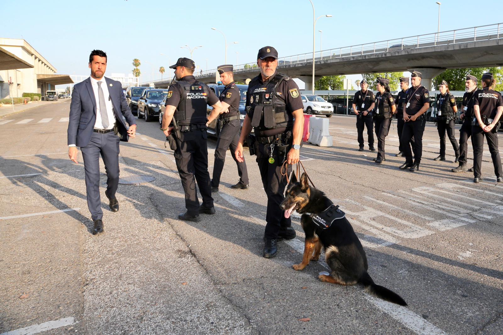 La Policía Nacional refuerza el aeropuerto de Sevilla para la llegada de autoridades a la Cumbre de la ONU, en imágenes