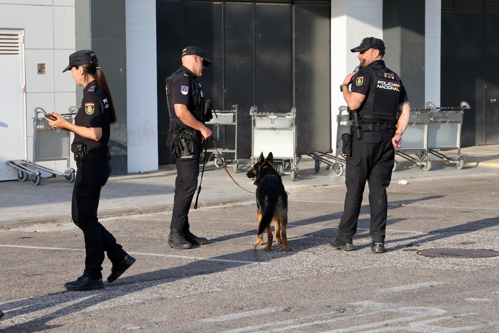 La Policía Nacional refuerza el aeropuerto de Sevilla para la llegada de autoridades a la Cumbre de la ONU, en imágenes
