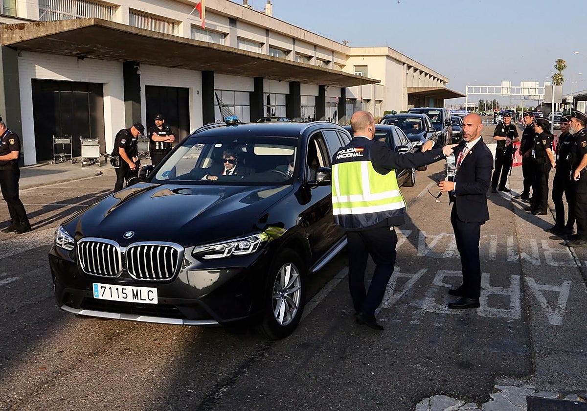 Una de las comitivas de vehículos oficiales de altos mandatarios que han salido en la mañana de este domingo del aeropuerto de Sevilla