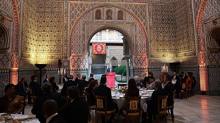 El Rey Felipe VI se se dirige a decenas de líderes mundiales en la cena institucional previa en Sevilla a la IV Conferencia Internacional sobre la Financiación para el Desarrollo de las Naciones Unidas