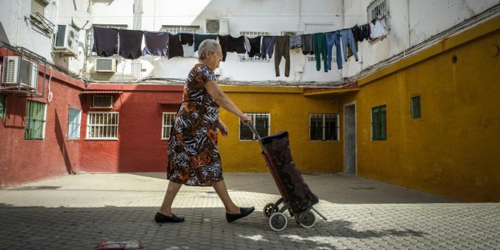 El drama de la pobreza en Sevilla lo cuenta Sofía: «Pagué 450 euros por vivir en un salón con mi madre y mi hijo estando embarazada»