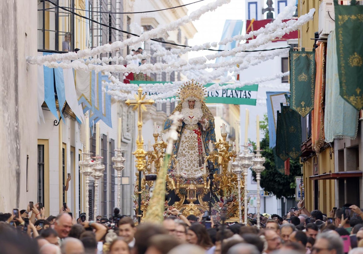 La Virgen del Rocío en la calle Santiago
