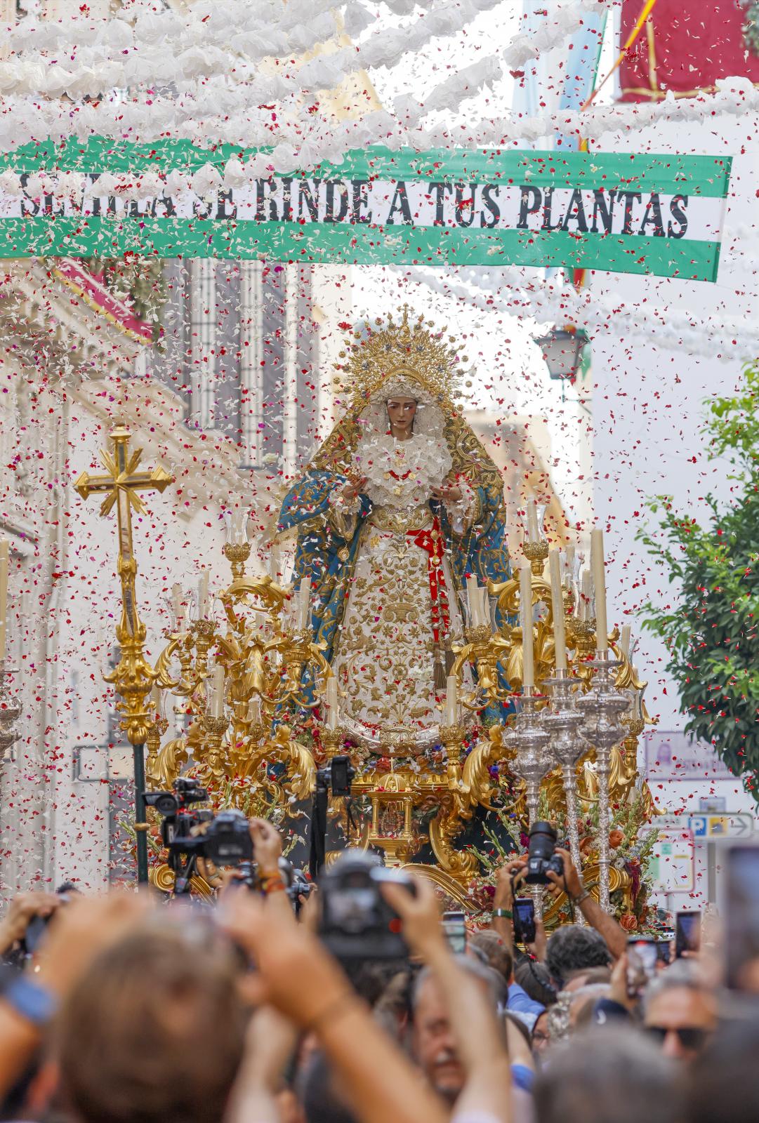 El traslado de la Virgen del Rocío de la Redención a la iglesia del Salvador, en imágenes