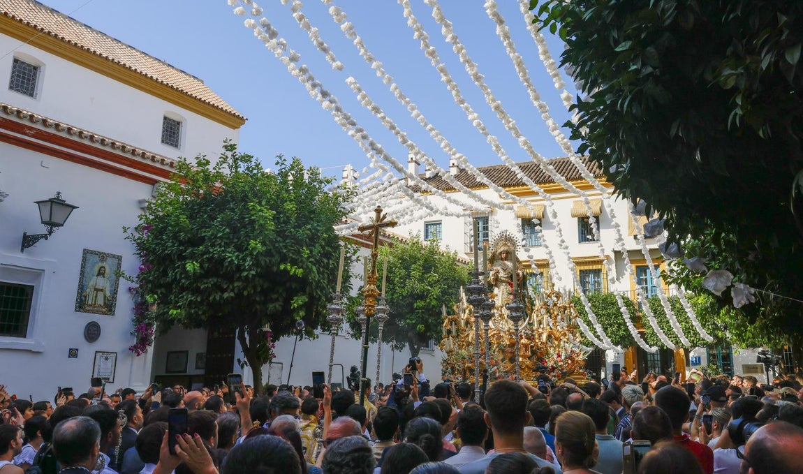 El traslado de la Virgen del Rocío de la Redención a la iglesia del Salvador, en imágenes