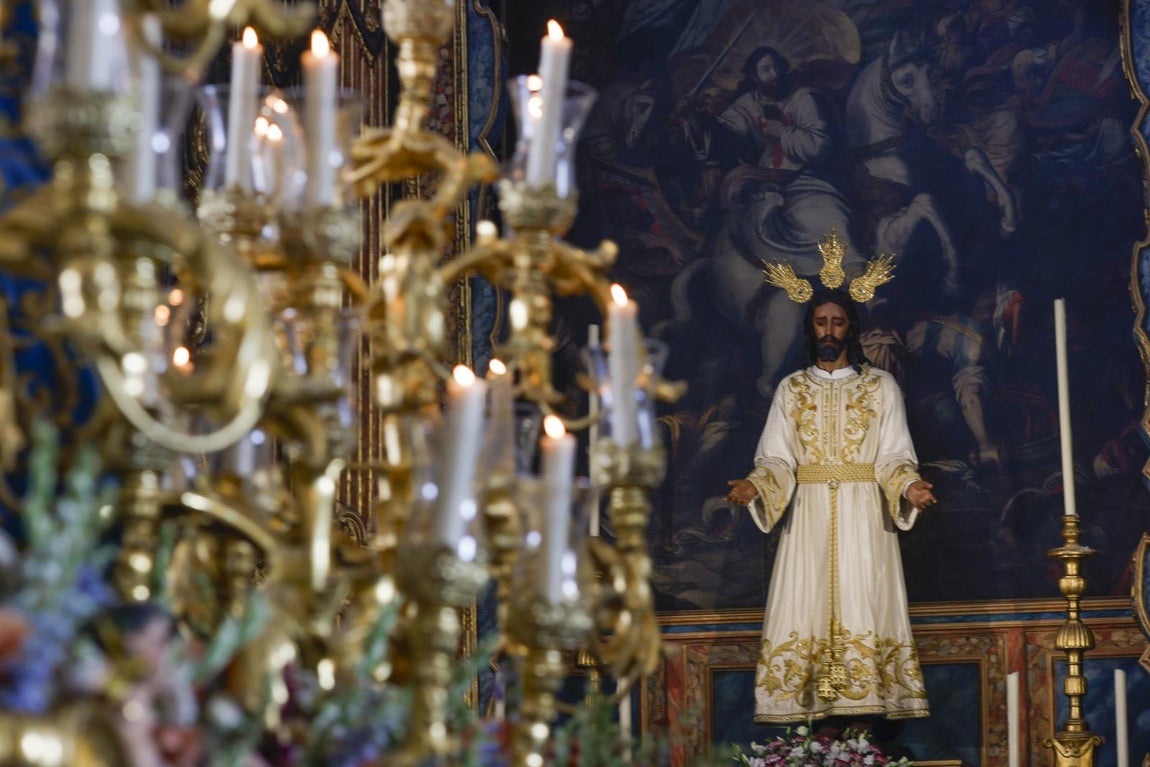 El traslado de la Virgen del Rocío de la Redención a la iglesia del Salvador, en imágenes