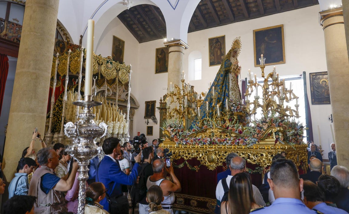 El traslado de la Virgen del Rocío de la Redención a la iglesia del Salvador, en imágenes