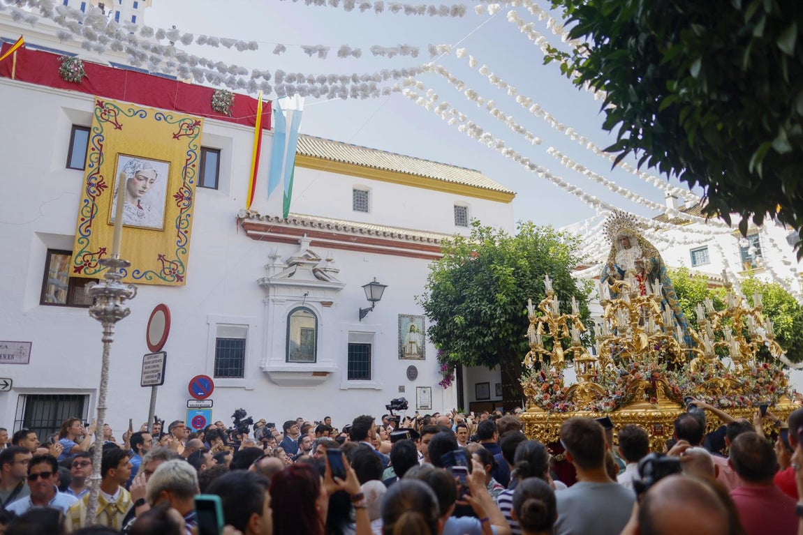 El traslado de la Virgen del Rocío de la Redención a la iglesia del Salvador, en imágenes
